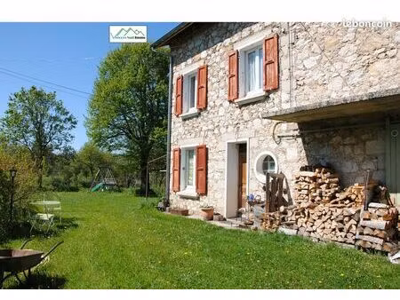grande maison en pierre avec belle grange