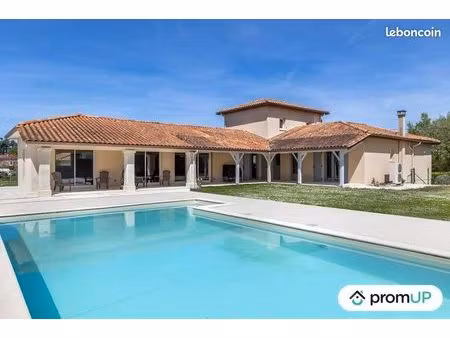 maison 7 pièces 234 m²