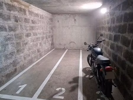 place de parking moto ou vélo disponible de suite