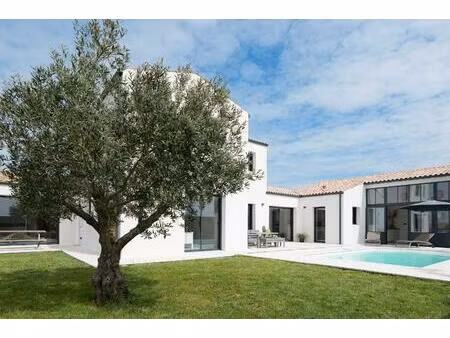 contemporaine aux lignes épurées au cadre paisible