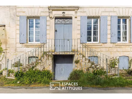 maison ancienne de charme avec terrasse sur pilotis et jardin bucolique