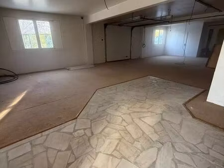 parking/box 1 pièce 250 m²