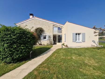 maison à vendre 3 pièces proche de tonnay boutonne (17)- piscine - garage - jardin