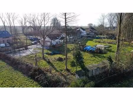 beau terrain de près de 10 ares