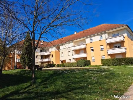 a gourdon dans residence securisee avec piscine et parking clos  bel appartement refait a 