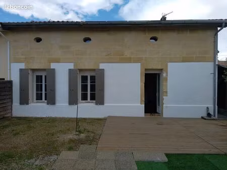 loue maison de ville agréable en pierre à étage avec jardin