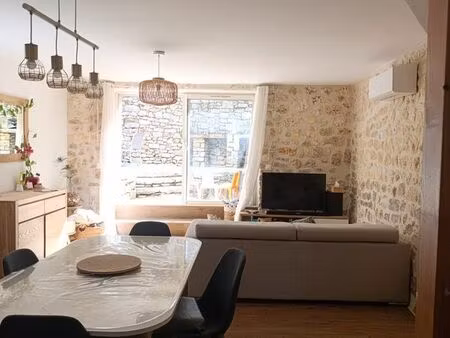 maison en pierre rénovée- 3 chambre - grande cours- centre argelliers (34380)