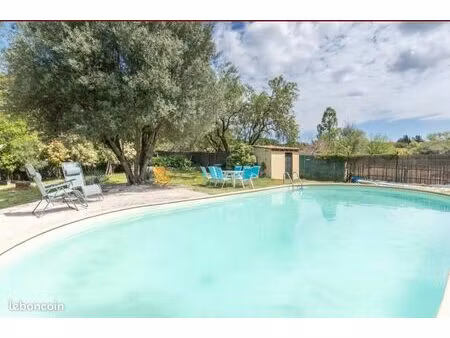 demeure de charme avec piscine et beau jardin au cœur de la nature et des animaux avec pot