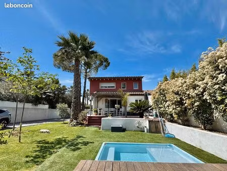 villa dans un cadre verdoyant