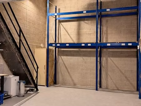 local clé en main 115m² lunel – racks + mezzanine – accès utilitaire idéal artisan / stock