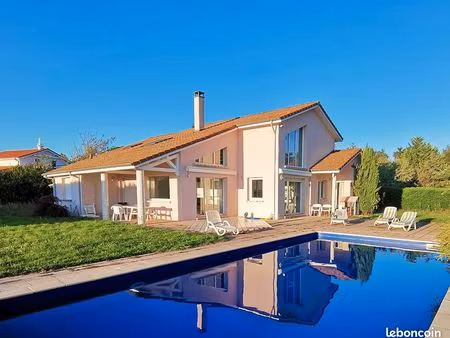maison 8 pièces 220 m²