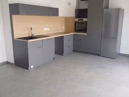 proche gare sncf et commerces