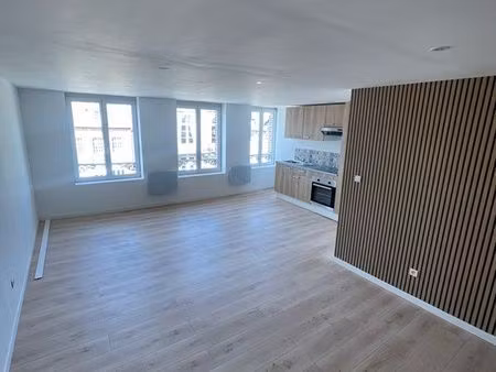 grand t2 lumineux avec vue sur place de la mairie