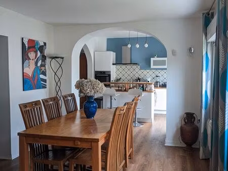 maison en pierre de 136 m² sur 2 niveaux avec 3 chambres parentales et jardin exposé sud