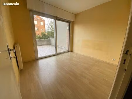 t3 traversant avec terrasse en centre ville