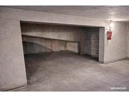 parking moto nantes centre