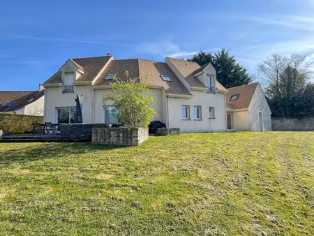 maison familiale avec grand terrain et etang prive