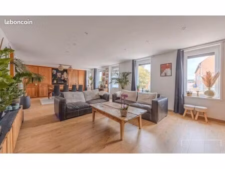 bien rare à mons-en-pévèle-l'offrande : ferme au carré rénovée avec dépendances et logemen