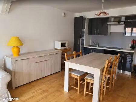 appartement situé sur la place de la halle  au centre de sezanne