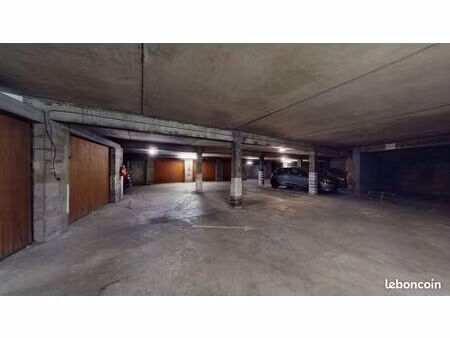 parking/box 1 pièce 40 m²