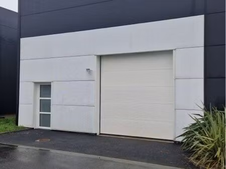 local très récent  proche 4 voies  10 m de vannes