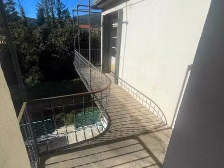 grand appartement f6 + cave à rénover au centre d'arles