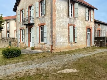 ancien presbytère avec 3 chambres et bureau