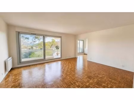 4 pièces - terrasse et parkings / 93m²