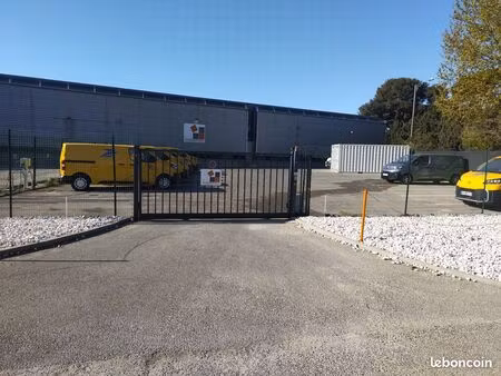 place de stationnement extérieure