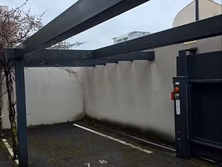 place de parking sécurisé