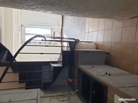 location appartement sur 120m2 environ avec petit jardin en plein centre de vidauban