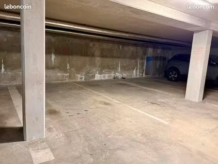 grande place de parking a louer