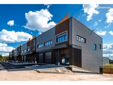 local d'activite 1077 m² courtry