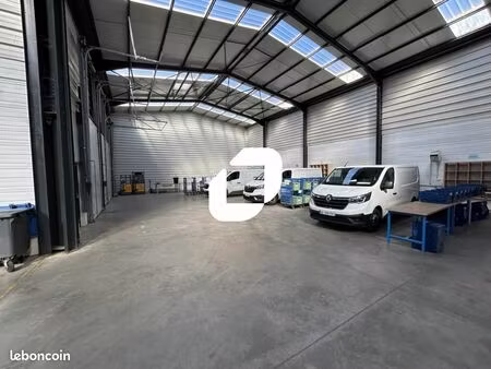 local d'activité 869 m²
