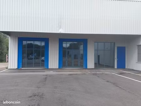 local commercial brut de béton de 700 m²  situé dans un ensemble fraîchement rénové  à la 