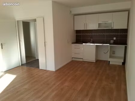 particulier loue grand studio de 35 m2 avec loggia