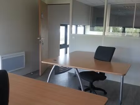 bureau individuel avec mobilier