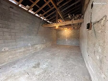 garage fermé à louer – idéal pour voiture  stockage ou matériel