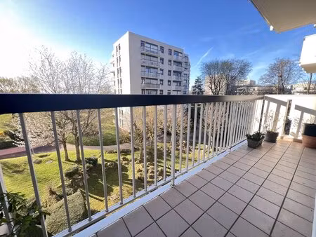 les clayes - balcon et ascenseur