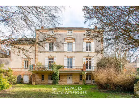 elégance intemporelle : maison de maître au pied du château
