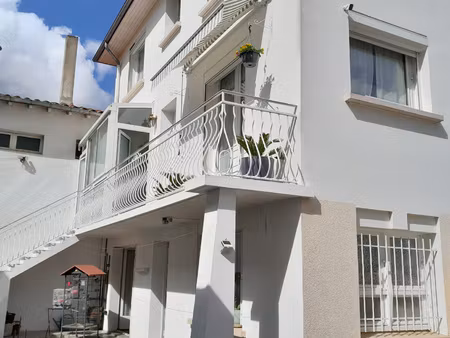 maison de ville avec garage et jardin.