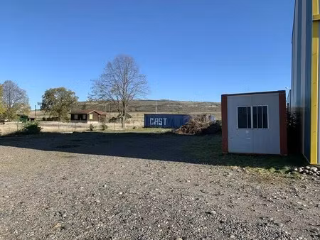 location terrain 1 700 m²