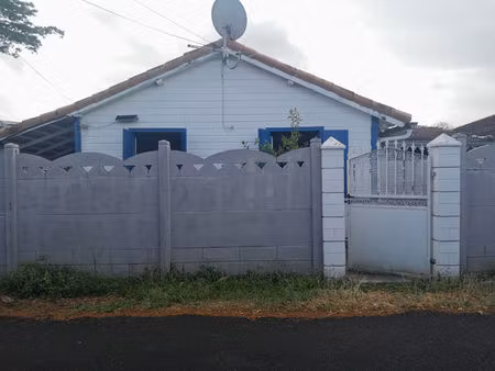charmante maison aux volets bleus de type t1 dans un quartier résidentiel de didier 700 eu