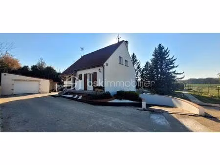 maison familiale spacieuse située dans un cadre calme et verdoyant