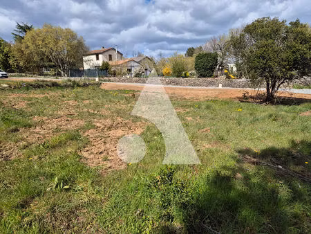 terrain à bâtir viabilisé de 768 m² dans un environnement privilégié