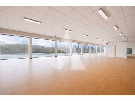 local commercial environ 3428 m2 - la bâtie neuve