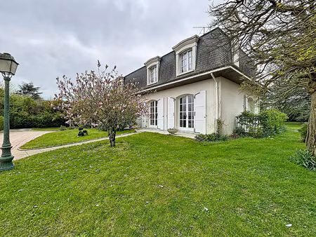 vente maison 8 pièces  202.00m²  pommerieux