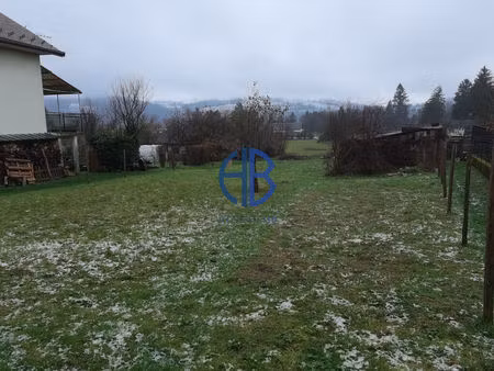 terrain + garage construit en dur (alimenté de l'électricité)