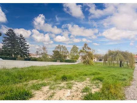 terrain d'environ 759m² viabilisé saint prim