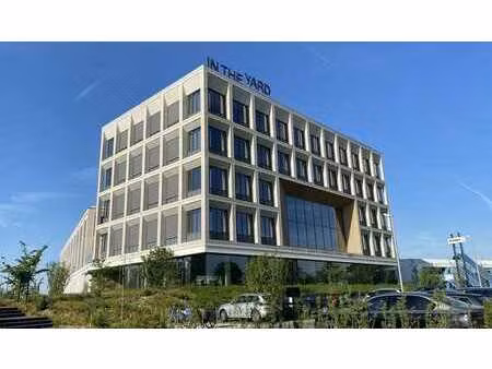 bureaux magnifiquement meublés avec services in the yard à